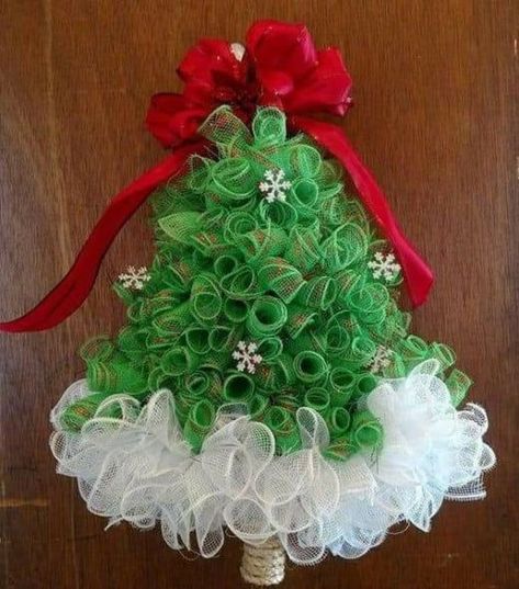 Mesh Tree Wreath, Deco Mesh Tree, Mesh Christmas Tree, Deco Mesh Crafts, Deco Mesh Wreaths Diy, Mesh Wreath Tutorial, Christmas Wreaths Diy Easy, Mesh Wreath Diy, Deco Mesh Christmas Wreaths