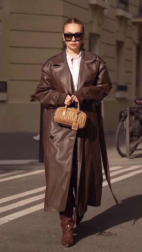 Brown Leather Coat Outfit, Leather Trench Outfit, Leather Coat Outfit, Trench Outfit, Fits Inspiration, Celine Fashion, Brown Leather Coat, Long Leather Coat, Coat Outfit