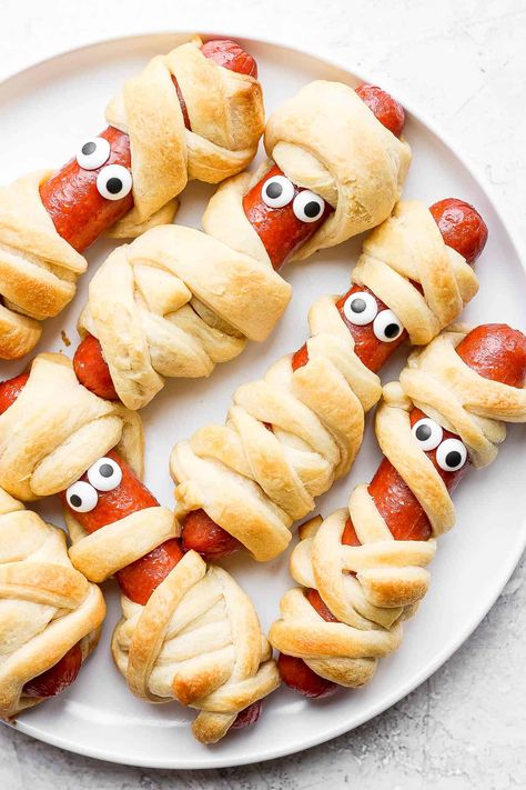 Mummy Hot Dogs - these hot dog mummies are the perfect Halloween dinner idea! Easy to make, simple and so good! Kiddos will love! #mummyhotdogs #hotdogmummies #halloweenrecipes Ghost Hotdogs, Hotdog Mummies, Halloween Food Savory, Mummy Hot Dogs Recipe, Halloween Hotdogs, Mummy Hot Dogs, Mummy Dogs, Mummy Recipes, Kids Halloween Food