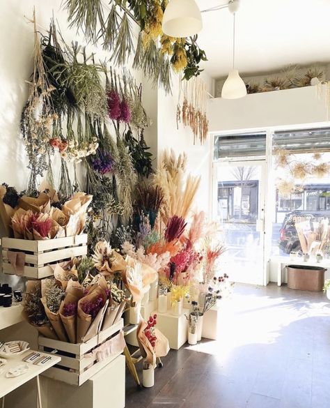 Dried Flowers Storage, Dried Flower Workshop, Dried Flower Shop Display, Dried Flower Stand, Dried Flower Studio, Fall Store Displays, Flower Shop Display, Florist Studio, Office Flowers