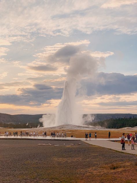 2019 📍Yellowstone National Park, Wyoming Montana Yellowstone National Park, Yellowstone National Park Photography, Yellowstone Photography, Montana Trip, National Parks Photography, Alternate Worlds, Old Faithful, 2025 Vision, Photography Instagram