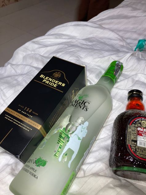 Magic Moments Vodka Snap, Drinks Aesthetic Night, Ballantines Whisky, Dairy Milk Chocolate Snap, Happy New Month Quotes, Alcohol Pictures, Drinks Pictures, Alcoholic Drinks Pictures, Snapchat Pics