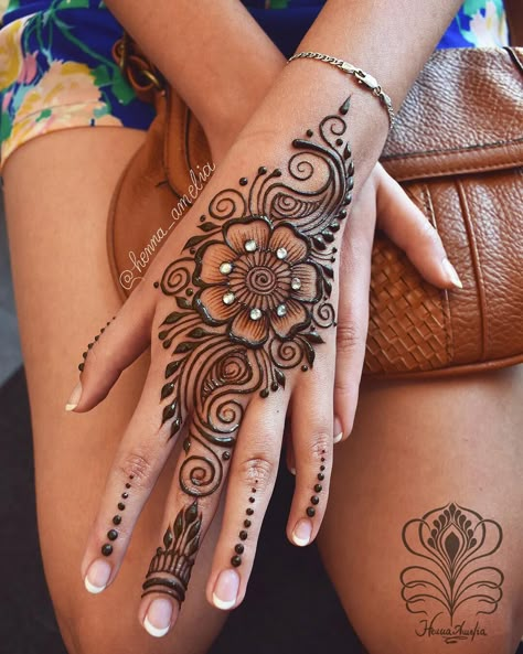 Easy Mehndi Designs Collection for Hand 2021 - K4 Fashion Flower Mehandi Designs Back Hand, Mehndi Hand, Easy Mehndi Designs, Henne Tattoo, Henna Flower Designs, Short Mehndi Design, Flower Simple, Henna Tattoo Hand, Henna Tattoo Designs Hand