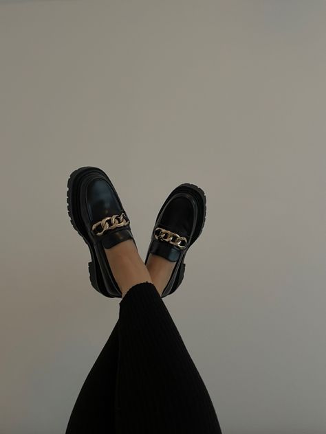 my go to shoe choice this autumn and forever: chunky loafers. #aesthetic #loafers #autumnvibes #details #fashionblogger #outfitinspiration #minimalstyle #parisianstyle Chunky Loafers Aesthetic, Loafer Aesthetic, Aesthetic Loafers, Dressup Ideas, Loafers Aesthetic, Chunky Loafers Outfit, Fall Fashion Trends Casual, Loafers Outfits, Chunky Loafer