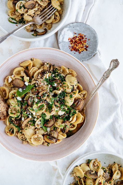 Weeknight Pasta with turkey and spinach! Quick and easy weeknight pasta made with Honeysuckle White Ground Turkey. So rich in flavor and delicious, you’re going to want to add this to your family’s dinner rotation! Pasta With Turkey, Marinated Turkey Breast, Easy Weeknight Pasta, Marinated Turkey, Ground Turkey Pasta, Weeknight Pasta, Slow Cooker Chili Recipe, Turkey Pasta, Dinner Rotation