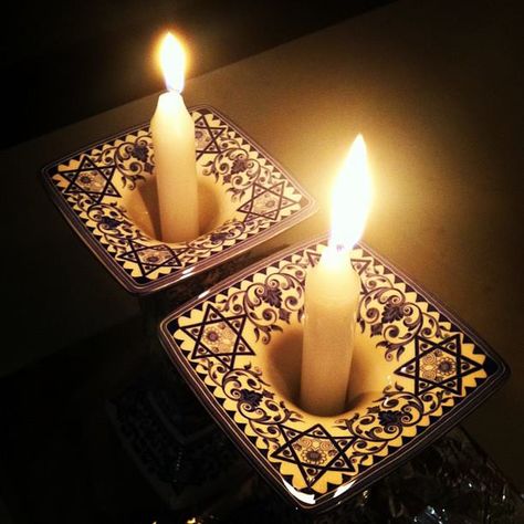 Bon Sabbat, Jewish Design, Shabbat Shalom Images, Shabbat Candle Holders, Shabbat Dinner, Jewish Celebrations, Visual Archive, Happy Sabbath, Silicone Food Covers