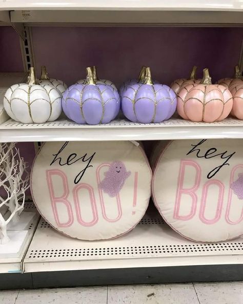 Homegoods pastel halloween Pastel Fall Decor Ideas, Diy Pastel Halloween Decor, Pastel Fall Aesthetic, Pastel Halloween Aesthetic, Pastel Fall Decor, Pastel Halloween Decor, Halloween Dorm, Pastel Autumn, Pastel Goth Decor