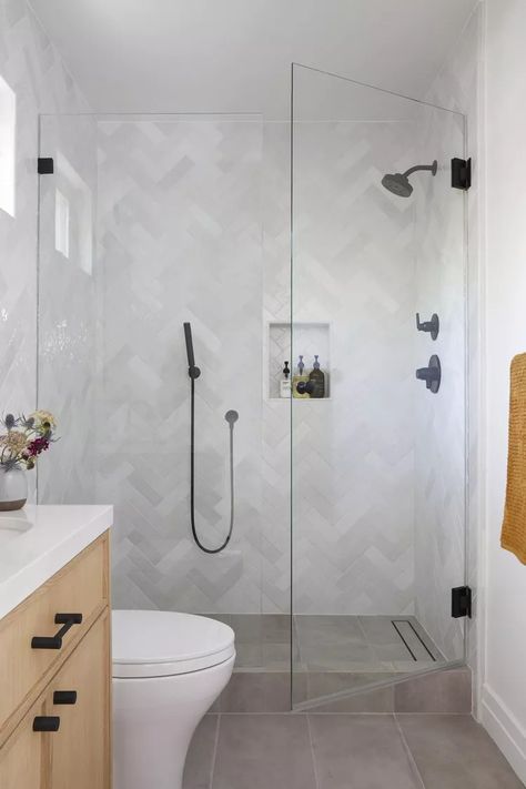 Small Bathroom Remodel Walk In Shower Tile Ideas, Vintage Chic Bathroom, Bathroom Ideas Small Spaces, Small Walk In Showers, Stylish Bathroom Ideas, Small Bathroom Redo, Herringbone Tile Bathroom, Grey Marble Bathroom, Walk In Shower Ideas