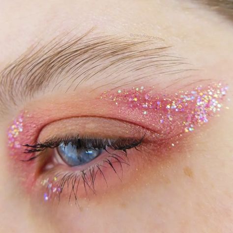 Guard Makeup, Yellow Eye Makeup, Yellow Eyeshadow, Photos Of Eyes, Makeup Eye Looks, Pink Eyeshadow, Eye Makeup Art, Gold Eyes, Yellow Eyes