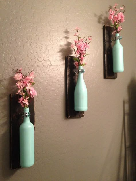 Glass Bottle Wall Decor, Unique Wine Bottle Crafts, Diy Decor Wine Bottles, Glass Bottle Flower Vase, Bottle Ideas Decor, Empty Bottle Ideas Decor, Decorative Bottles Ideas, Wine Bottle Art Projects, Wine Bottle Wall Decor