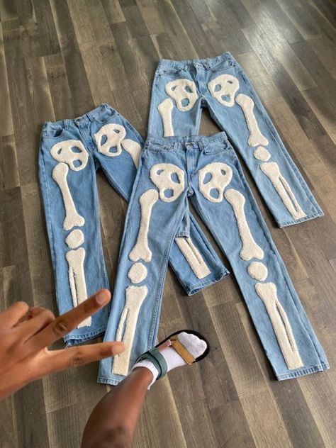 Custom Sewn Clothes, Mens Diy Clothes, Custom Streetwear Clothing, Custom Pants Jeans, Custom Jeans Aesthetic, Custom Clothes Streetwear, Diy Clothing Design Ideas, Custom Clothes Aesthetic, Jeans Customization