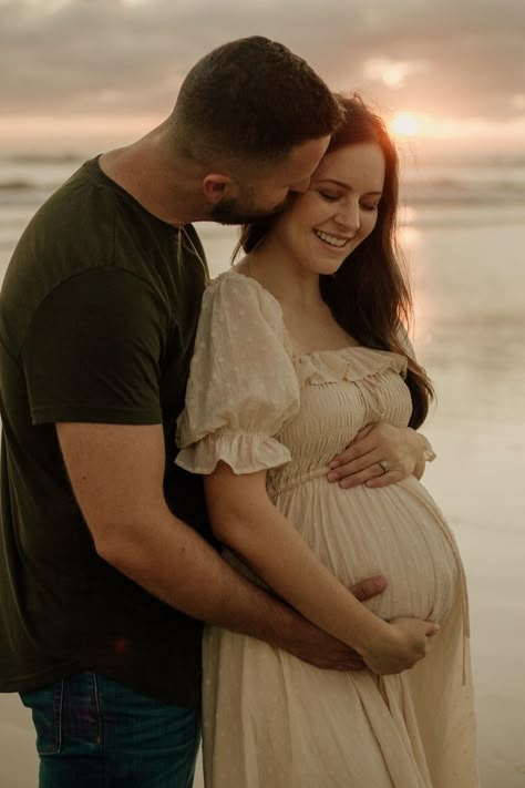 Sunset Maternity Photoshoot, Maternity Pics At The Beach, Lakeside Maternity Photos, Maternity Sunrise Photoshoot, Waterfront Maternity Photos, Maternity Photo Shoot Ideas By Lake, Sunset Maternity Shoot, Maternity Pictures At Lake, Maternity Photography By Lake