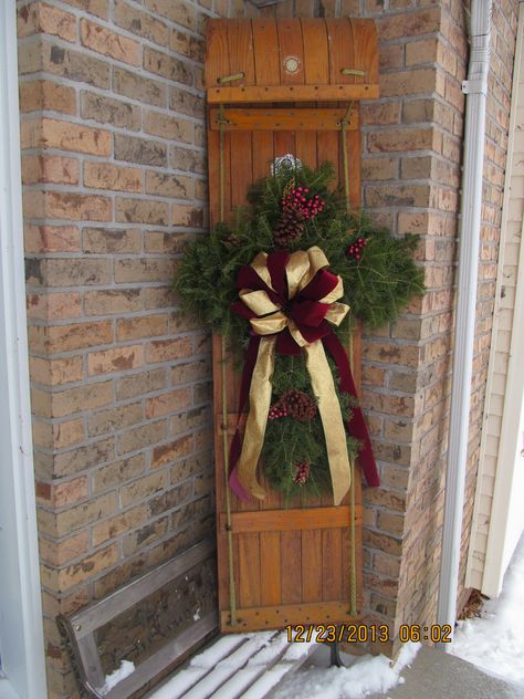 toboggan decor Holiday Cooking Christmas, Christmas Sled Decoration, Sled Decor, Christmas Decoration Ideas, Christmas Porch Decor, Front Porch Christmas Decor, Christmas Porch, Noel Christmas, Christmas Paintings