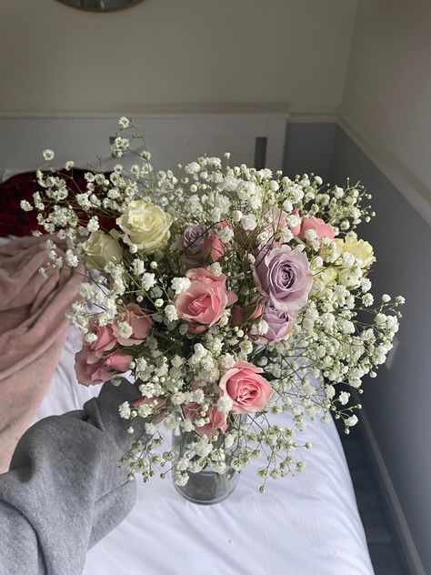 white babies breathe with purple pink and white spray roses (mini roses) in clear vase Light Purple And White Bouquet, White Flowers With Purple Accents, Pink And Lilac Flower Arrangements, Pink Purple And White Bouquet, Pink White Lilac Flowers, Purple White Wedding, Lilac Fairy, Shower Flowers, White Spray Roses