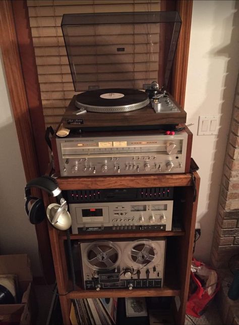 Room Decor Ideas Wood Furniture, 70s Interior Aesthetic, Records In Room, 70s Record Player, Vintage Record Player Cabinet, Stereo Room, Stereo Setup, Record Player Setup, Record Collection