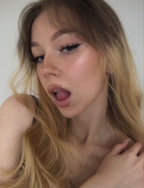 blonde long wavy hair curtain bangs softgirl hotgirl hot aesthetic open mouth tongue out selfie inspo pfp ideas big lips lipgloss long eyelashes lashes almond eyes Lashes Almond Eyes, Tongue Out Selfie, Wavy Hair Curtain Bangs, Hair Curtain Bangs, Hair Curtain, Almond Eyes, Long Eyelashes, Selfie Inspo, Oc Inspo