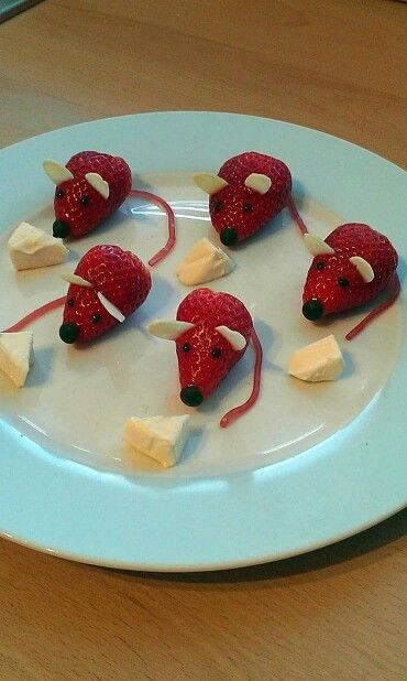 Strawberry Mice, Halloween Strawberry, Santa Recipes, Animal Shaped Foods, Rat Food, Strawberry Mouse, Dessert Original, Decorações Com Comidas, Food Art For Kids