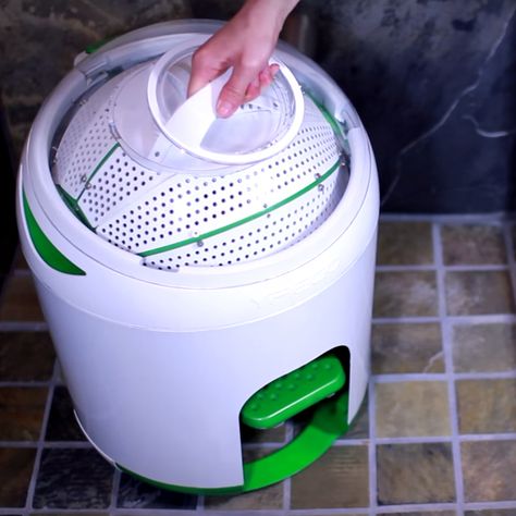 Look at this hand powered washing machine! It's like a salad spinner for your laundry. Power Wash Machine, Camper Hacks, Mini Washing Machine, Portable Washing Machine, Salad Spinner, Crash Bandicoot, Tiny House Living, Off Grid Living, Tiny Living