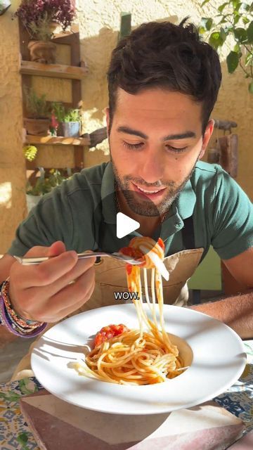 Francesco Mattana on Instagram: "So many of you still ask me “what's your favourite pasta”? And it really is the one and only spaghetti al pomodoro! 🍅🍝  Obviously the quality of the ingredients here have to be at their best to get an incredible result. You need to buy the best quality extra virgin olive oil you can find. If you don’t buy the right pasta, you cannot make a good dish, so you need to buy the best bronze drawn dry pasta too. And for the tomatoes, this is of course a summer dish and they are still in season so let's make the most of them! I have used a mixed of cherry tomatoes and baby plum here.   Here is the ingredients list 👇 Or you can find the full written recipe on my website (link in bio)   Makes 2 portions   200g spaghetti  300g mixed cherry and baby plum tomatoes  O Pasta Pomodoro Recipe, Pasta With Cherry Tomatoes, Pantry Pasta, Spaghetti Al Pomodoro, Pasta Al Pomodoro, Dry Pasta, Pasta Homemade, Meatless Mains, Easy Meals For One