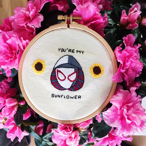 Spiderverse Embroidery, Spiderverse Sunflower, Spiderman Embroidery, Spider Gwen Art, Ideas Regalos, Common Thread, Flower Handmade, Spider Gwen, Sewing Embroidery