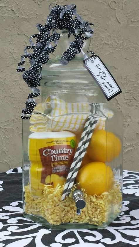 Lemonade dispenser- cute housewarming gift! Auction Gift Basket Ideas, Christmas Gift Baskets Diy, Auction Baskets, Raffle Basket, Raffle Baskets, Festa Harry Potter, Themed Gift Baskets, Diy Gift Baskets, Creative Diy Gifts