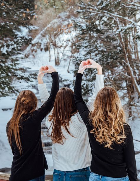 Mountain Pictures Poses Friends, Sister Winter Photoshoot, Snow Photoshoot Ideas Friends, Cute Snow Pictures With Friends, Cute Winter Pics With Friends, Christmas Photo Ideas With Friends, Winter Friend Photoshoot, Best Friend Snow Pictures, Winter Photoshoot Ideas With Friends