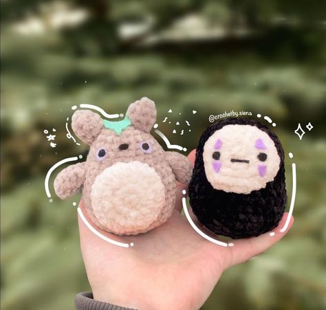 ‎Siena ฅ^•ﻌ•^ฅ‎ on Instagram: "TOTORO AND NO-FACE I can’t express how much I love this pattern!! I have been meaning to crochet them for a while and I was to excited when I got picked to test! These guys were a pattern test for the talented @ammygurumiku ! (⊃｡•́‿•̀｡)⊃ I HIGHLY RECOMMEND THIS PATTERN!! AND IT IS ALREADY RELEASED!! WITH TWO TINY PATTERNS!! CAN YOU BELIEVE THAT???!? <3 ~tags~ #crochet #handmade #crochetersofinstagram #crochetaddict #amigurumi #crochetlove #crocheting #kaonashi My Crochet Patterns, Tiny Amigurumi Pattern, Totoro Crochet Plush, No Face Crochet Pattern Free, Crochet No Face Free Pattern, No Face Crochet Pattern, Crochet Anime Pattern, Crochet Gifts For Guys, Totoro Crochet Pattern Free