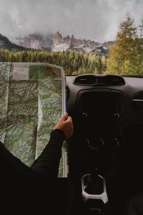 The Ultimate Dolomites Road Trip Guide - Bon Traveler Summer Road Trip Essentials, Road Trip Photography, Road Trip Packing List, Usa Roadtrip, Voyage New York, Road Trip Packing, Road Trip Games, Us Road Trip, Road Trip Adventure