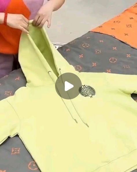 Folding A Dress, Clothes Folding Hacks, Diy Clothes Folder, How To Fold Clothes, Diy Clothes Life Hacks, Folding Clothes, Crafts Hacks, Clothing Hacks, Clothes Organization