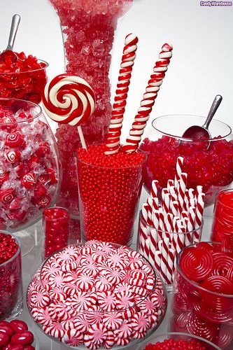 Christmas, red and white  || .. X ღɱɧღ || Red Candy Buffet, Candy Buffet Birthday, Peppermint Christmas, Birthday Candy, Kids Candy, Candy Candy, Red Party, Candy Table, Red Candy