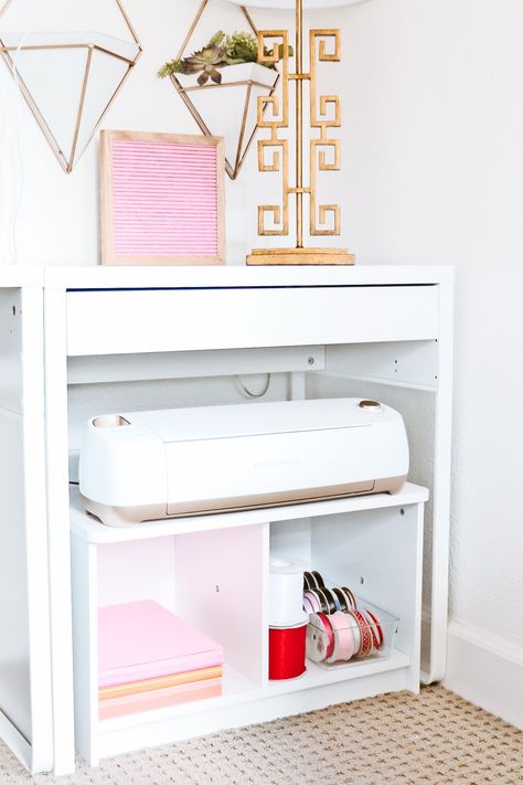 Gold Cricut Explore Air Setup    This is such an easy and inexpensive idea for your #cricutsetup in your #craftroom. Cricut Desk, Cricut Setup, Ikea Organizer, Desk Paper Organizer, Ikea Micke Desk, Computer Desk Organization, Craft Room Organization Storage, Cricut Storage, Ikea Micke