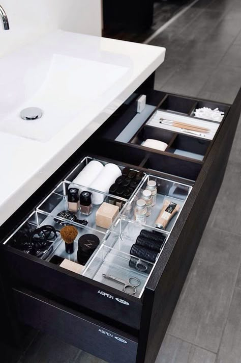 simple-makeup-organization-01 Rangement Makeup, Diy Bathroom Design, Makeup Drawer Organization, Organizer Ideas, Bathroom Organization Diy, Bad Inspiration, 아파트 인테리어, Organize Drawers, Diy Bathroom Decor