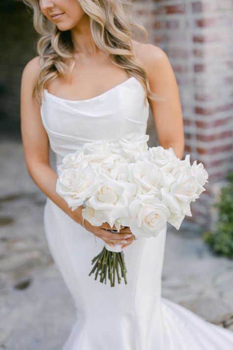 White Bridal Rose Bouquet, Simple Bridal Flowers Bouquet, Bride Bouquets 2023 Trend, Off White Wedding Bouquet, All White Flowers Wedding Bouquet, Plain White Rose Bouquet, Elegant White Rose Bouquet, Rose Bouquet Wedding White, Traditional White Bridal Bouquet