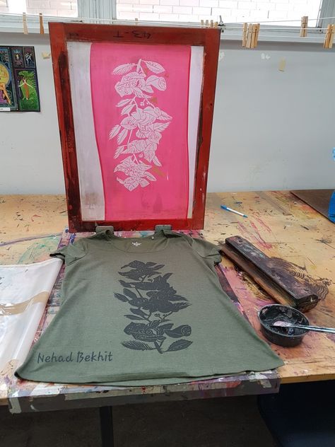 Screen Printing Clothing, Screen Print Tee, Screen Printed T Shirts, Screen Printing On Clothes, Screen Printing Fashion, Photo Emulsion Screen Printing, Silk Screen T Shirt, Screen Print Clothes, Screen Print T Shirt