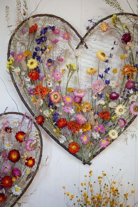 Layla Robinson, Woodland Glade, Dried Flowers Crafts, Flower Panel, Pressed Flower Crafts, Deco Nature, Sun Flowers, Flower Panels, Everlasting Flowers