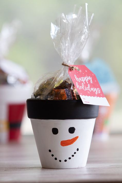 30 Easy Christmas Classroom Treats for Christmas Classroom Parties - Hike n Dip Christmas Classroom Treats, Xmas Cookie, Mary Lee, Christmas Crafts To Sell, Terra Cotta Pot, Terra Cotta Pot Crafts, Classroom Treats, Christmas Pots, Christmas Food Gifts