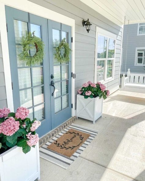 Spring Porch Decor, Porch Ceiling, Farmhouse Porch, Casa Exterior, Front Porch Decorating, Porch Design, Door Color, Back Porch, House Inspo