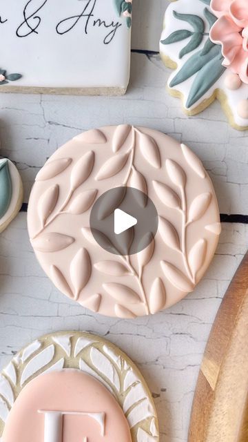 Textured Royal Icing Cookies, Bible Verse Cookies, Cute Royal Icing Cookies, Happy New Year Cookies Decorated, Round Royal Icing Cookies, Wedding Cookies Decorated Rustic, Round Cookie Decorating, Circle Royal Icing Cookies, Circle Cookies Decorated