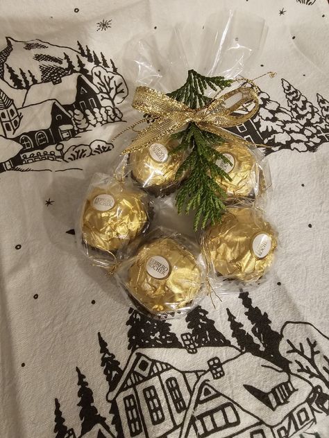 Ferrero Rocher Christmas wreath Ferraro Rocher Christmas Wreaths, Lindt Chocolate Gift Ideas, Christmas Market Ideas, Ferrero Rocher Christmas, Edible Favors, Candy Wreath, Xmas 2024, Lindt Chocolate, Market Stall