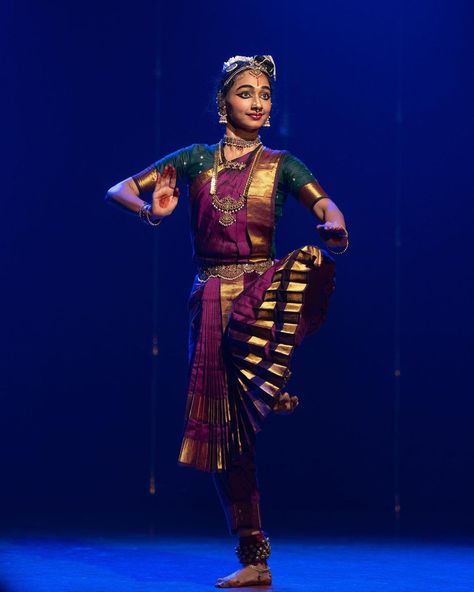 Blue Bharatanatyam Costume, Kuchipudi Dance Dress, Bharatnatyam Aesthetic, Bharatnatyam Costume, Bharatanatyam Costumes, Dance Saree, Bharatanatyam Costume, Bharatanatyam Dancer, Indian Classical Dancer