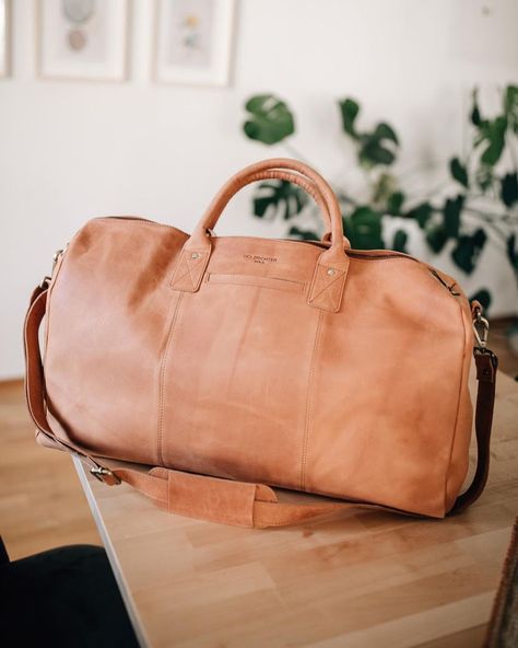 20 Practical Weekender Bags for Women Over 60 #traveltips #bags #outfittrends Travel Weekender Bag, Weekender Bags For Women, Weekend Bags For Women, Overnight Bags For Women, Comfortable Travel Outfit, Canvas Duffel Bag, Cooler Tote Bag, Weekender Bags, Cabin Bag