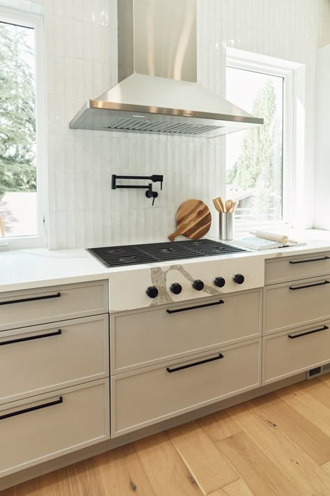 Kitchen Window By Stove, Cook Top In Front Of Window, Range With Windows On Either Side, Kitchen With Two Windows On One Wall, Stove In Between Two Windows, Hob Under Window, Kitchen Range Between Two Windows, Oven Hood Between Two Windows, Windows Behind Stove