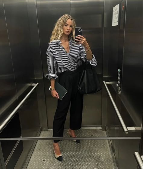 in my working girl era Outfit Formal Mujer, Corporate Baddie Outfits, Internship Outfit, Casual Chique Stijl, Corporate Baddie, Mode Tips, Corporate Attire, Corporate Fashion, Professional Outfits Women