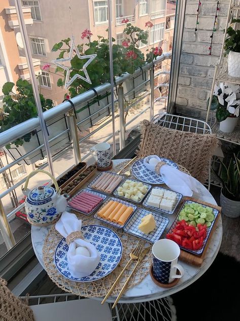 Home Decor Balcony, Balcony Decoration Ideas, Balcony Planting, Planter Balcony, Breakfast Presentation, Romantic Dinner Decoration, Food Display Table, Food Set Up, Balkon Decor