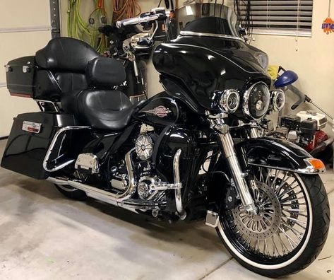 Vehicle Aesthetic, Harley Davidson Glide, Road King Harley Davidson, Harley Davidson Decor, Breakout Harley Davidson, Custom Street Glide, Street Glide Harley, Harley Davidson Cvo, Custom Motorcycles Harley