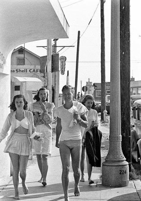 Barefoot on the boardwalk 1940s Vintage Photo / Summer Fashion / 1940s Fashion #1940s #1940sfashion #vintagephotography #summer #summerfashion 1940s Beach, 40s Aesthetic, 1940s Aesthetic, Fashion 1940s, 1940's Fashion, Walking Down The Street, Photo Summer, Adored Vintage, Vintage Swimwear