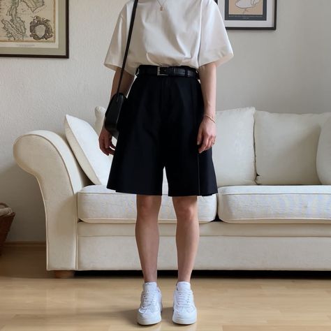 Skirt Tomboy Outfit, Adrogonus Outfits Women Summer, Bermuda Shorts Outfit Black Women, Female Masculine Outfits, Masculine Female Outfits, Androgynous Summer Outfits, Masculine Outfits For Women, Bermuda Shorts Outfit, Masculine Outfits