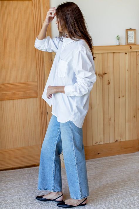 A white poplin shirt is a versatile piece that can be dressed up or down. It's perfect for a minimalist fall outfit, paired with jeans and boots or a skirt and sandals.  #fallfashion #minimalistfashion Outfit Ideas For White Shirt, Relaxed Denim Outfit, Sweatpants And Button Up Shirt, Button Down Outfits For Women, Oversized Shirtoutfit, Mens White Shirt Outfit Women, White Button Down Oversized, White Shirt And Denim Outfit, White Shirt Outfits For Women