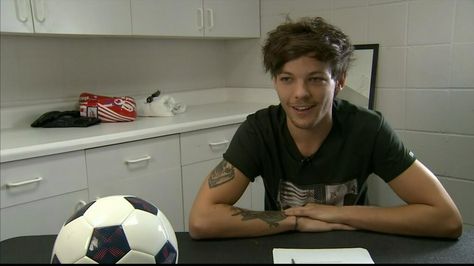 One Direction Louis Tomlinson, Doncaster Rovers, Big Red Bus, One Direction Louis, Ocean Blue Eyes, Freaking Hilarious, Sky Sports, Louis Williams, Play Soccer