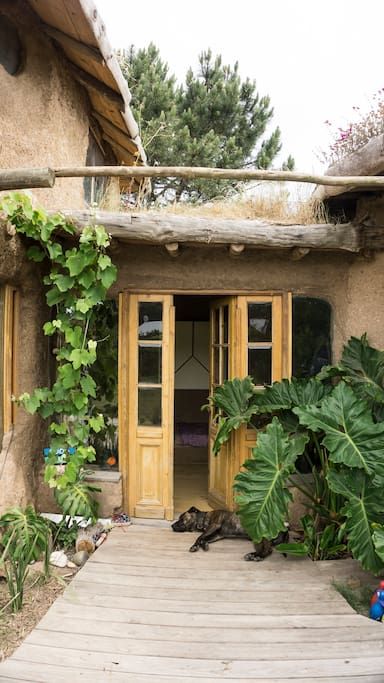 Earthship House, Natural Homes, Eco Architecture, Cob House, Earth Homes, Natural Building, Eco Living, Tiny House Interior, Earthship